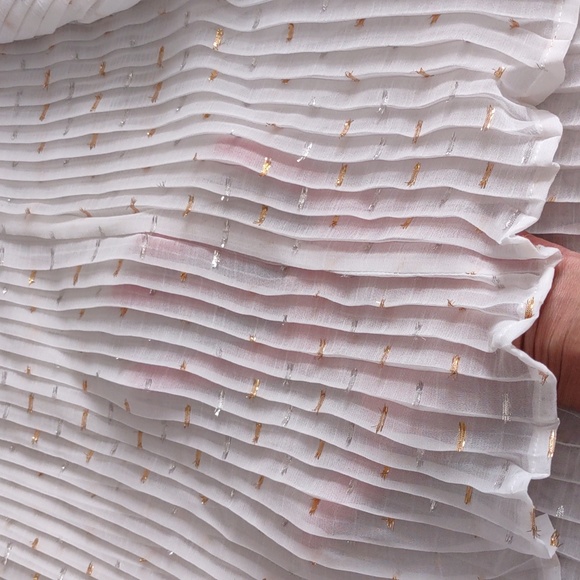 NWT Adelyn Rae XS White Gold Silver Foil Metallic Speckled Pleated Top - Picture 13 of 15